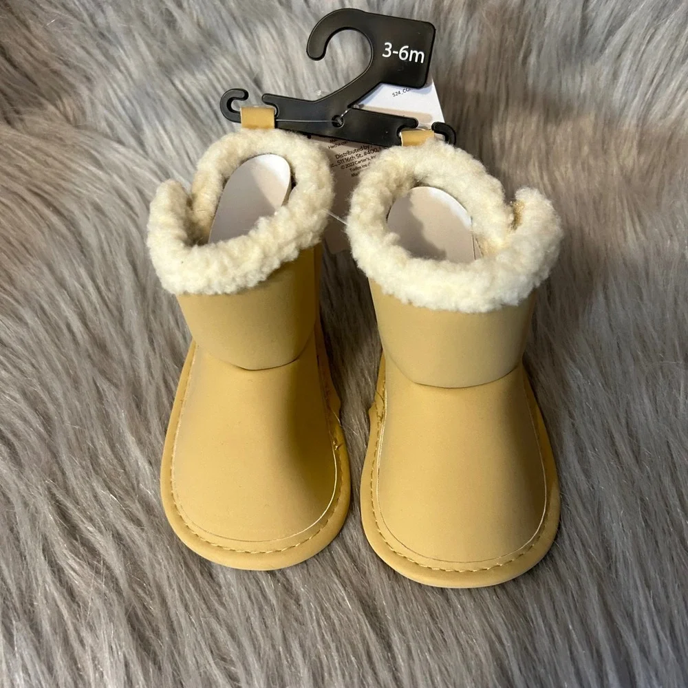 Carter's Child Of Mine Crib Shoes Baby's Size 3-6‎ Months Beige Boots Booties